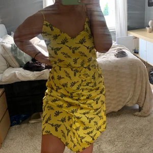 Klänning - Gul och svart sidenklänning från Gina i storlek 38✨ köparen står för frakt