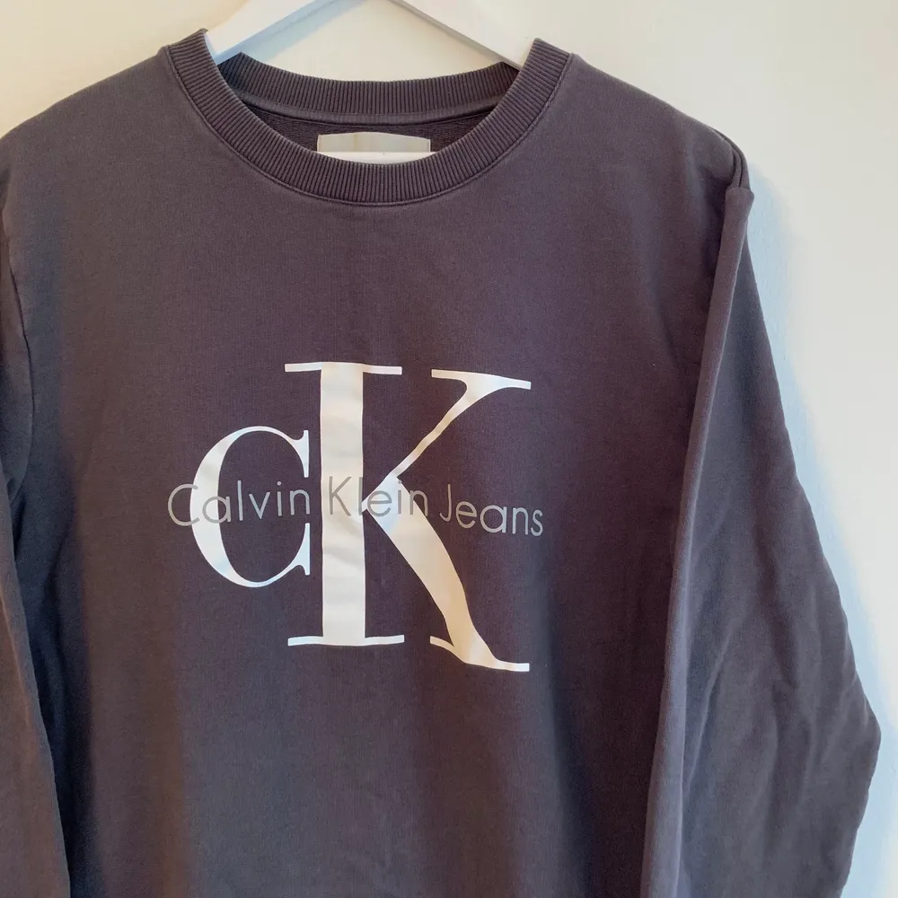 💖 Calvin Klein Sweatshirt 💖  Storlek: L, Färg: Mörkgrå, Material: Bomull Inte använd mycket alls så typ som ny :) . Hoodies.
