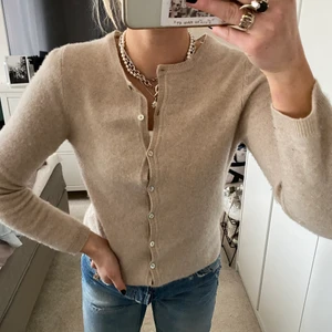 Kofta i kashmir  - Superfin beige kofta i kashmir, storlek 40 men sitter som en S och jag på bilden brukar ha xs/s