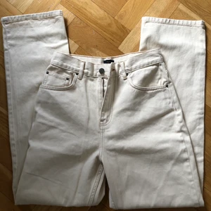 Raka beiga byxor från nelly - Beiga raka byxor från Nelly. Aldrig använda pga lite för stora. Storlek 34.