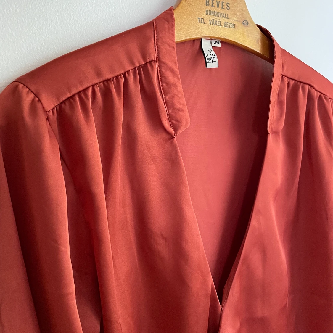 Roströd satinblus  - 90