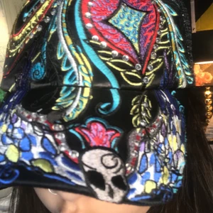 TRENDIG KEPS!!!🤩 - Y2k style av keps!!! Inga defekter och väldigt fint skick!! Säljer pågrund av dåligt användning och inte min stil. Den är inte en ed hardy men väldigt liknande! Men super fin keps och verkligen trendig!! Buda i kommentarerna 🤩❤️ kom privat för fler bilder!!