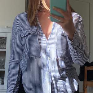 Så fräsch och skön skjorta från Zara, super fin både knäppt och uppknäppt med något under! Perfekt till sommaren ☀️ strl s men skulle säga s-m