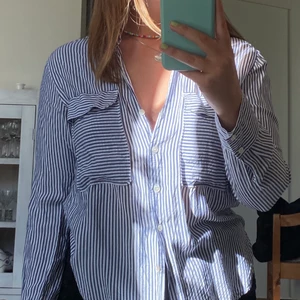 Skjortblus - Så fräsch och skön skjorta från Zara, super fin både knäppt och uppknäppt med något under! Perfekt till sommaren ☀️ strl s men skulle säga s-m