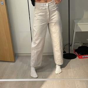 Riktigt snygga beige/gråa jeans!! Köpta från hm, säljer för 200kr💖 nyskick! Jag är 169cm