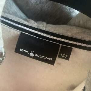 Grå sailracing kofta - Säljer nu min sailracing kofta! Ifrån kidsbrandstore! Den här lite för liten på mig så det är därför jag säljer den, förövrigt är den perfekt i storleken. Den är i mycket bra skick då jag bara använt den ett fåtal gånger. Mycket skön och passar till nästan allt. 260kr ska ja ha för den, frakten är inräknad i det priset. FRAKTAS EJ UTANFÖR GÖTEBORG