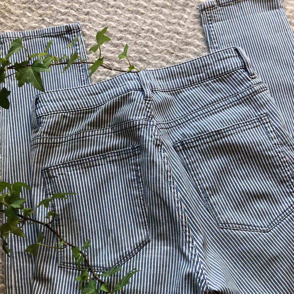 Hej! Säljer mins randiga skinny jeans i vit och blå🤍💙 Säljer för att jag inte hittar tillfälle för att bära de men de är så sjukt snygga med knappar istället för dragkedja. Passar perfekt nu under sommaren! Har använt de en gång vid en skolavslutning och är därför i väldigt bra skick!❣️ skriv för mer info och bilder!. Jeans & Byxor.