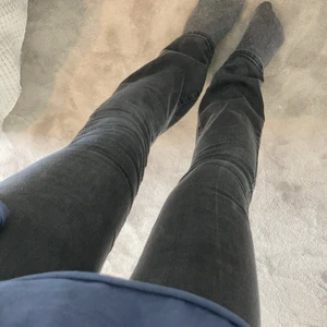 Grå jeans 2nd one  - Lågmidjade bootcutjeans från 2nd one i perfekta färgen. Storlek 26 (skulle säga att de passar 32-36 i den storleksskalan) men passar mig som normalt bär 28-29 beroende på hur du vill att de ska sitta. Ett av banden för bälte har lossnat på ena änden men det går lätt att så fast igen. Nypris: runt 700. Köparen står för frakt💗