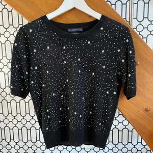 Glittrig topp - Säljer dena söta svartglittriga toppen från zara. Den är i storlek s och i mycket gott skick (endast använd en gång).💫💫