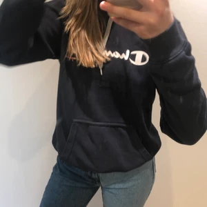 Champion Hoodie - En marinblå champion hoodie i storlek m men skulle säga att den även passar s!💕 Andväd men inga större skador💞💕