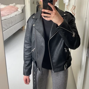 MISSGUIDED oversize boyfriend jacka, 38 - Klassisk och supersnygg oversize fuskskinnjacka från Missguided. Använt den ett fåtal gånger men är i nyskick! Det gäller även metalldetaljerna så som dragkedjorna osv. Säljer p.g.a rensar garderoben och då får jag pass it om till någon som kommer använda den mer 🤍