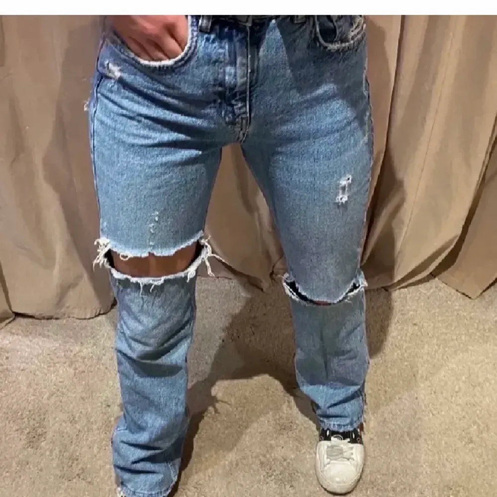 Säljer mina jättefina jeans från pull&bear som är slutsålda. Använda få gånger, bra skick. Är storlek 34 o skulle säga det passar någon som är XS/S Lånade bilder skriv gärna för fler bilder. Jeans & Byxor.