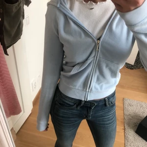 Juicy couture sip up tröja - Ljusblå äkta juicy couture sipup med skitsnygg rygg. Jag har haft den länge men använt den väldigt sparsamt och försiktigt. Äkta såklart och så så fin❤️ Storleken är 14 år. Passar mig och jag brukar ha S