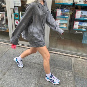 ASICS GEL KAYANO 5 OG - ASICS GEL KAYANO 5 OG, storlek 40 ( jag har storlek 40 i sneakers och de passar, hade även passat strl 39,5). Använt fåtal gånger. 400kr+frakt, kan även mötas i Stockholm (centralt) ✨🌼  