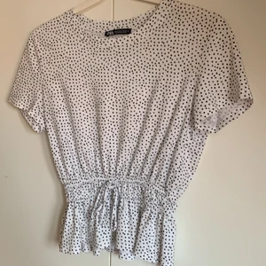 Zara topp  - Prickig topp från Zara, storlek S💓