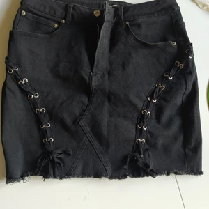 Bikbok svart jeanskjol strl L - Snygga rockiga detaljer, jättefint skick! Djur och rökfritt hem, samfraktar gärna så kika in mina övriga annonser 🤎