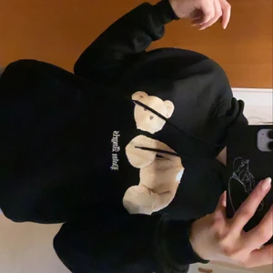 Palm angles Svart hoodie S - Hej! Jag vill sälja min Palm Angels hoodie som är i strlk S den är unisex och är helt ny den ända gången jag satte på mig den är när jag tog bilden. Jag säljer sen för 500 kr den är bra kvalitet. Priset kan diskuteras