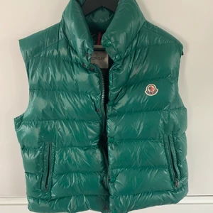 Moncler tib - Moncler tib i storleken 3, vilket är M/L. Fint skick bortsätt från flertalet stains