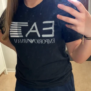 Armani t-shirt (Ea7) - Passar både tjejer och killar 