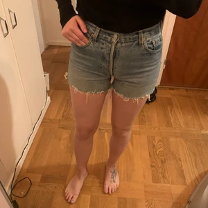 Shorts Levi’s stl 29 - Populära Jeansshorts från Levis stl 29, nypris: 549:-.