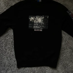Sweatshirt - Snygg sweatshirt från HM! Är köpt i storlek medium från herravdelningen och sitter snyggt oversized på mig som är storlek S. Inte nopprig eller sliten någonstans!