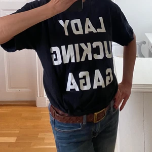 Lady Gaga T-shirt , unisex, frakt ingår - Använt en gång, 100 % bomull, köpte på Lady Gaga concert  i Sverige flera år sen, den är storlek XL men den kan passa st S - L om man stylar den (titta på bilden,  jag är storlek Small)