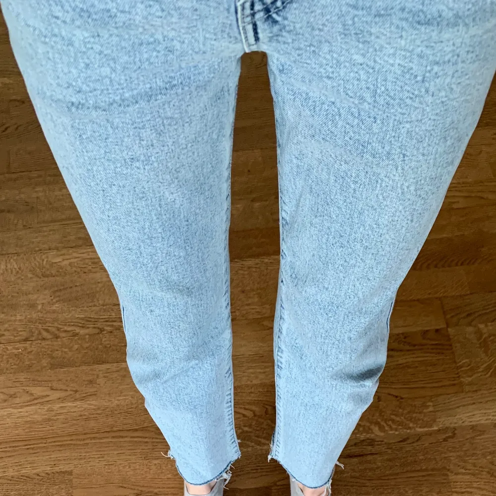 Skitsnygga jeans från pull&bear, ljusblå och lite slitningar längst ned💕. Jeans & Byxor.