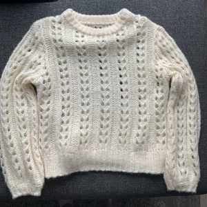 Stickad tröja - Säljer min vita Stickad tröja från Bik bok i storlek S. Jätte fin att ha till kjol eller över en klänning på en sommarkväll. Knappt använt och i bra skick. Köparen står för frakten :)