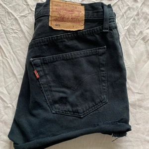 Levi’s shorts W31 - Superfina shorts, passar en small! Svarta, kan mötas upp i Skövde annars frakt. Knappt använda, nu är dom för små för mig :)