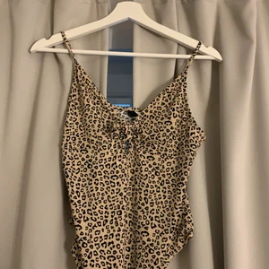 Newyorker body - Leopard body med brytning vid bröstet och justerbara band