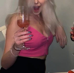 Säljer denna sjukt snygga topp som tyvärr inte kommer till någo - Säljer denna sjukt snygga topp som tyvärr inte kommer till någon användning, den är i en skrikig nyans vilket är as ballt!!!😍😍😍