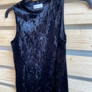 Sammets topp - Fint skick från HM och passar till festligheter eller för att pimpa upp en outfit