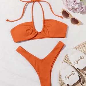 Orange bikini i strl S - Utsåld bikini i ribbat material från shein! Underbar färg och aldrig använd