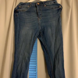 Amisu jeans - Ljusmörka tajta jeans i strlk 36/38 