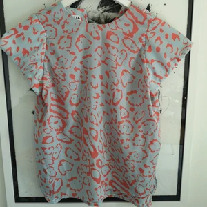 Leopardmönstrad blus från Isabella Idberg - Leopardmönstrad blus i blått och rosa med axelvaddar från Isabella Idberg. Storlek M. Knappt använd, bra skick. 