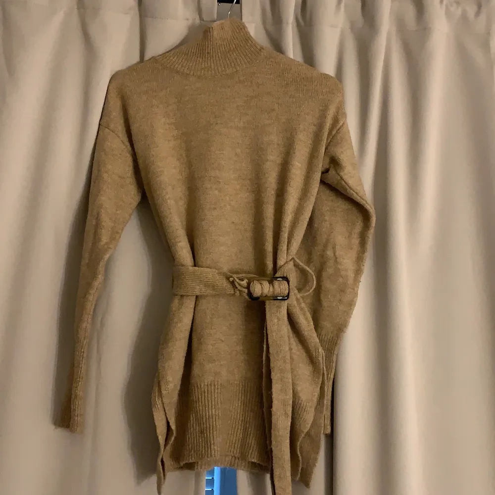 Lång brun tröja med krage och knytning runt midjan  i strlk s funkar som klänning om man har strlk XS. Klänningar.