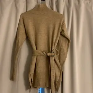 Lång brun tröja med krage och knytning runt midjan  i strlk s funkar som klänning om man har strlk XS