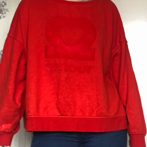 Röd sweatshirt. Print Amour - Använd en gång. Köpt i vintras. Oversized. 