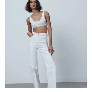 Vita zara jeans - Säljer nu dessa vita högmidjade jeansen från zara! Använt några fåtal gånger! Har klippt av de lite just för att de var för långa på mig och jag är 160 cm och de är lite för långa på mig. 