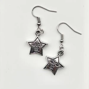 Örhängen - Bild 1: Stjärnörhängen med en vintage look                                   Bild 2: Vita Boba Tea örhängen                                           Bild 3: Hoops med nyckelberlocker                                    Allt är handgjort och iallafall krokarna är nickelfria!💞