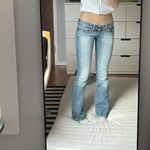 Ett par lågmidjade jeans från ONLY med smygg sliten färg, jag är 168 och frakt tillkommer! Ifall många är intresserade blir det budgivning!💓💓💓