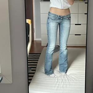 Lågmidjade jeans - Ett par lågmidjade jeans från ONLY med smygg sliten färg, jag är 168 och frakt tillkommer! Ifall många är intresserade blir det budgivning!💓💓💓