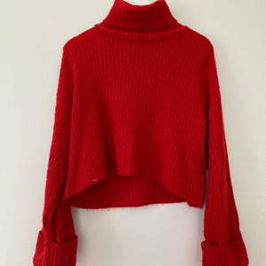 En röd stickad tröga från Gina tricot. Den har ganska långa armar med det ser ändå bra ut om man viker upp dom.