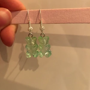  Green glittery gummy bears earings - Jätte fina gröna och genomskinliga och lite glittriga gummibjörns örhänge! Kom privat för mer!