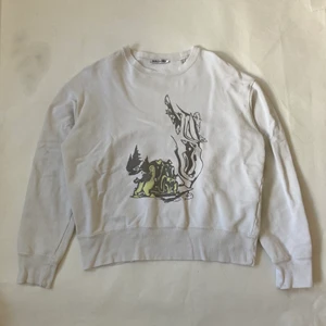 Our legacy Sweatshirt  - Skitsnygg Our legacy sweatshirt i storlek 44 vilket motsvarar S. Den är ganska använd så den har några små hål och fläckar men de syns ej när man har på sig tröjan. Säljer då tröjan ej kommer till användning.