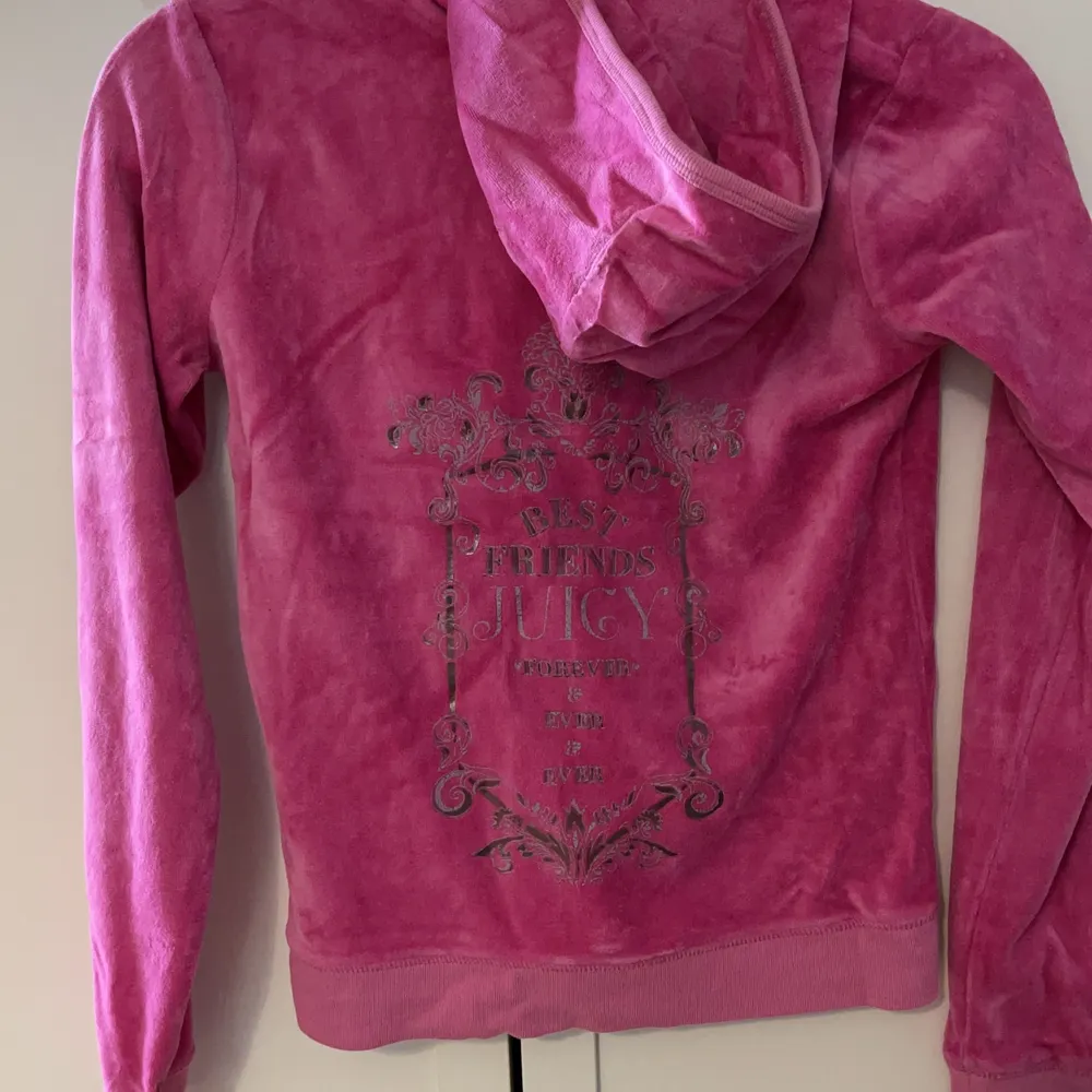 Det här är en jättefin hot pink juicy couture jacka i ålder 14. Den kostar 300 men man kan få setet med byxorna för 500. Hoodies.