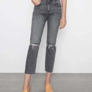 Grå zara jeans  - Säljer dessa grå zara jeans, Storlek 34. Kom privat för fler bilder 