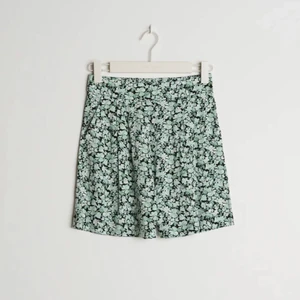 Grön blommig kjol/shorts Stl. 36 - Superfin kjol/shorts helt OANVÄND, prislapp sitter kvar och skickas i orginalförpackning. Orginal pris 200kr men jag säljer de för 169kr. Short som mer ser ut som en fin sommarkjol, väldigt praktiskt då det inte finns risk att kjolen blåser upp. Perfekt grön färg🤩☀️💕