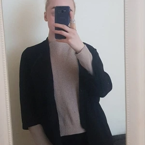 VILA - En svart kavaj med tunt material. Ärmen på kavajen är kort. Har användt en gång. Original priset är 449kr