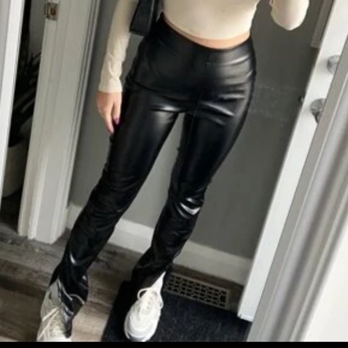 Skinnbyxor med slits